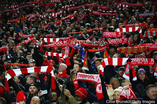 Liverpool-fans håller halsdukar inför Emirates FA-cupens tredje omgångsmatch mellan Liverpool och Everton på Anfield den 5 januari 2018 i Liverpool England.' title='Liverpool-fansen siktar på Everton-stjärnan Gylfi Sigurdssons kommentarer