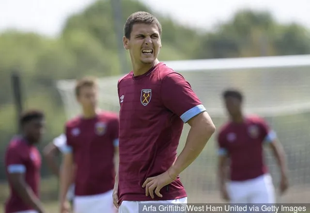 Kristijan Belic från West Ham United i aktion under försäsongens vänskapsmatch mellan West Ham United U23 och Salford City på Little Heath den 24 juli 2018 i Romford England.' title='West Hams mittfältare Kristijan Belic utvisades efter Serbiens U19-debut