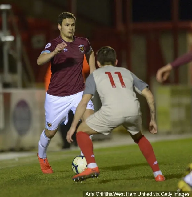Kristijan Belic från West Ham United i aktion med Adam Lewis från Liverpool under Premier League 2-matchen mellan West Ham United U23 och Liverpool U23 på Chigwell Construction Stadium...' title='West Hams mittfältare Kristijan Belic utvisades efter Serbiens U19-debut