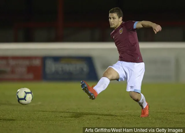 West Hams mittfältare Kristijan Belic utvisades efter Serbiens U19-debut