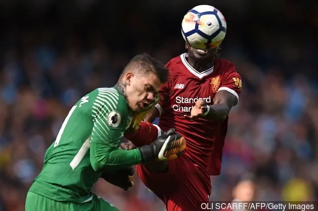 TOPSHOT – Liverpool' title='Klopp azt állította, Mane nem érintette meg Edersont, de a kép mást sugall