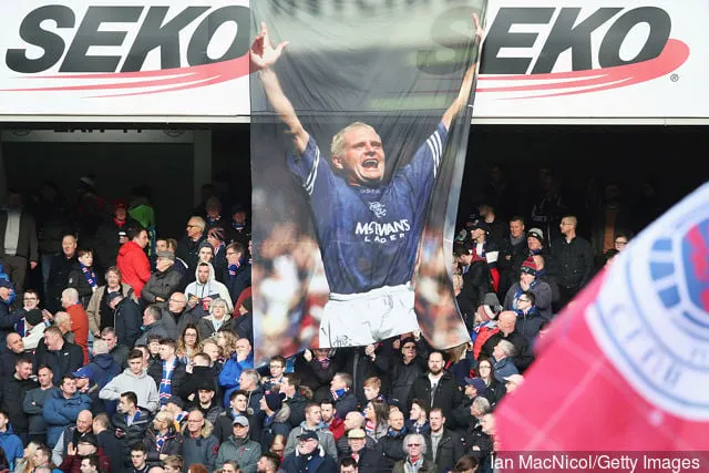 Los fanáticos de los Rangers sostienen una pancarta de Paul Gascoigne durante la Premier League escocesa de Ladbrokes entre el Celtic y el estadio Ibrox el 29 de diciembre de 2018 en Glasgow, Escocia.' title='La leyenda de los Rangers, Paul Gascoigne, afirmó que era MOTM cada vez que jugaba contra el Celtic.