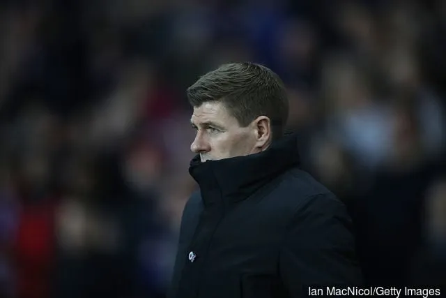 El director de los Rangers, Steven Gerrard, observa durante el partido de la Liga Premier Escocesa de Ladbrokes entre los Rangers y Dundee en el estadio Ibrox el 27 de febrero de 2019 en Glasgow, Escocia.' title='La leyenda de los Rangers, Paul Gascoigne, afirmó que era MOTM cada vez que jugaba contra el Celtic.