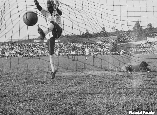 Pele brazil labdarúgó a hálóban, miután gólt szerzett a Santosnak az 1958-as paraguayi Guarani ellen.' title='Pele által felállított 7 rekord