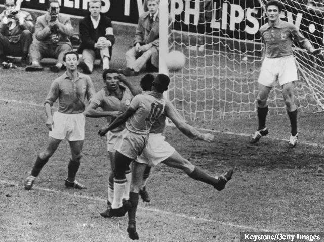 A brazil támadók, Vava és Pele (10-es) közelharcba lépnek a francia kapu előtt a világbajnokság elődöntőjében a Solna Stockholmban, a Rasunda Stadionban 1958. június 24-én.' title='Pele által felállított 7 rekord