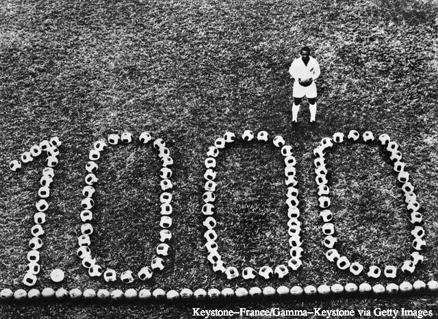 PELE a híres brazil futballista, aki 1000. gólját ünnepli a focilabdák diadalmaskodó száma előtt.' title='Pele által felállított 7 rekord