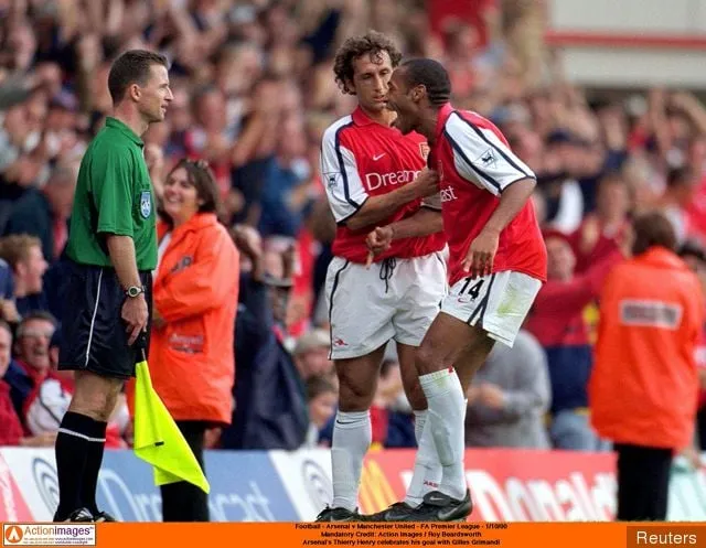 Thierry Henry viert doelpunt tegen Manchester United 2000' title='Op deze dag – 1999 – tekent Thierry Henry voor Arsenal