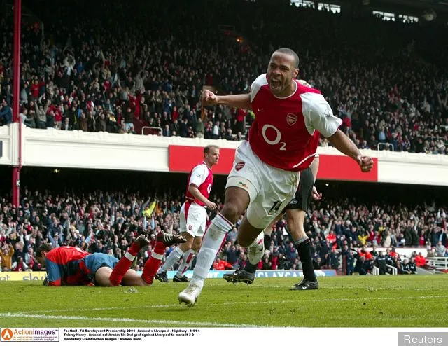 Thierry Henry viert doelpunt tegen Liverpool 2004' title='Op deze dag – 1999 – tekent Thierry Henry voor Arsenal