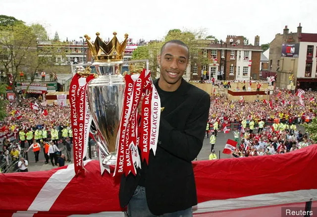 Thierry Henry met Premier League-trofee' title='Op deze dag – 1999 – tekent Thierry Henry voor Arsenal
