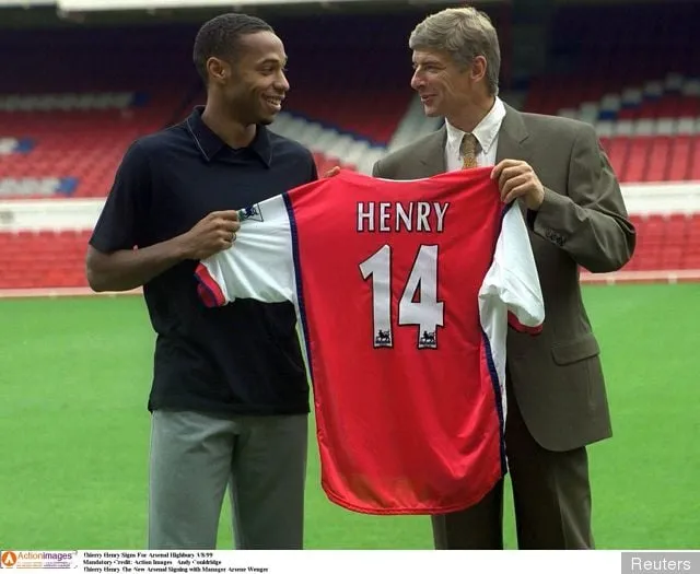 Nieuwe aanwinst Thierry Henry houdt zijn nummer 14-shirt vast met Arsene Wenger - Arsenal Manager' title='Op deze dag – 1999 – tekent Thierry Henry voor Arsenal