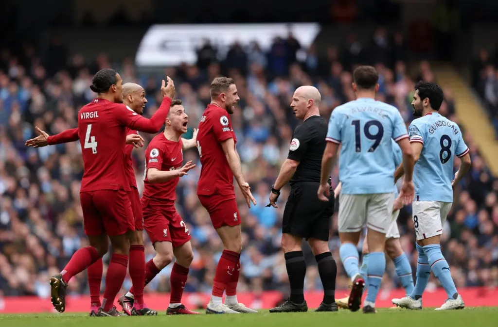 Le salaire des arbitres de Premier League expliqué