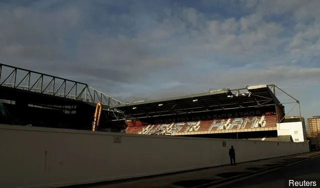 Ein Mann geht neben West Ham' title='Der Boleyn ist tot, es lebe der Boleyn ... Es entstehen unheimliche neue Bilder von Upton Park, wie er jetzt ist
