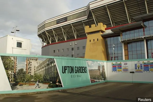Eine Werbetafel zeigt Werbung für die Siedlung, die nach West Ham gebaut werden soll' title='Der Boleyn ist tot, es lebe der Boleyn ... Es entstehen unheimliche neue Bilder von Upton Park, wie er jetzt ist