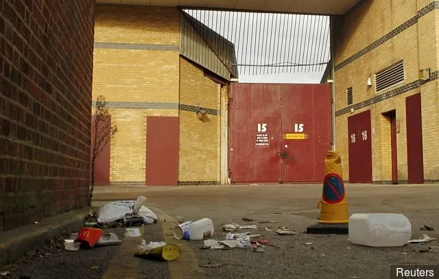 Vor West Ham liegt Müll auf dem Boden' title='Der Boleyn ist tot, es lebe der Boleyn ... Es entstehen unheimliche neue Bilder von Upton Park, wie er jetzt ist