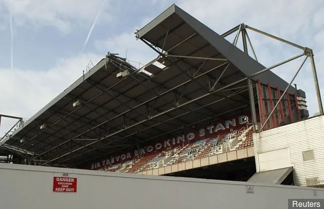 Ein Schild warnt vor Gefahr in West Ham' title='Der Boleyn ist tot, es lebe der Boleyn ... Es entstehen unheimliche neue Bilder von Upton Park, wie er jetzt ist