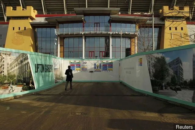 Eine Werbetafel zeigt Werbung für die Siedlung, die nach West Ham gebaut werden soll' title='Der Boleyn ist tot, es lebe der Boleyn ... Es entstehen unheimliche neue Bilder von Upton Park, wie er jetzt ist