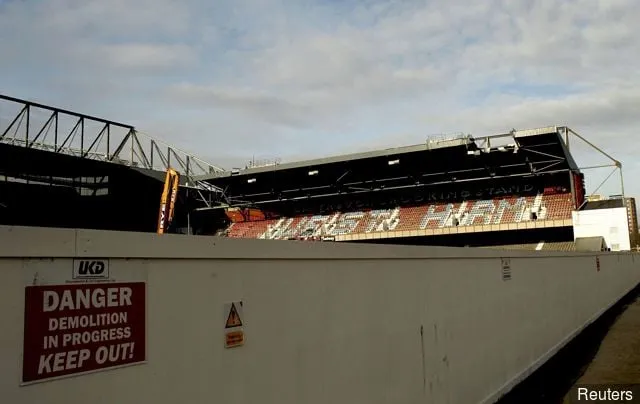 Ein Schild warnt vor Gefahr in West Ham' title='Der Boleyn ist tot, es lebe der Boleyn ... Es entstehen unheimliche neue Bilder von Upton Park, wie er jetzt ist