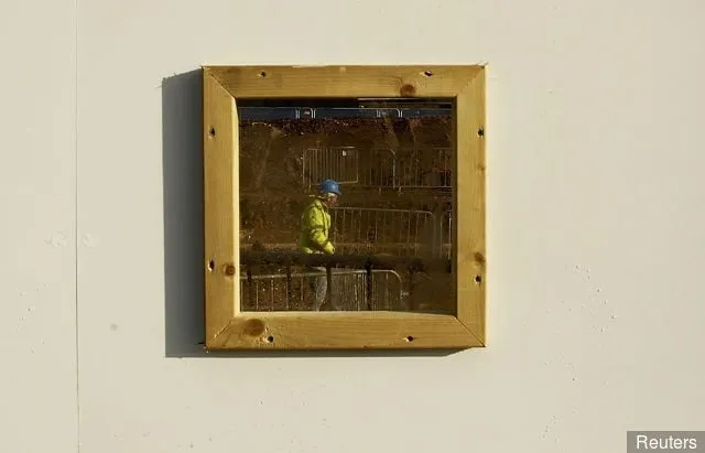 Ein Arbeiter, der durch ein Fenster in der Horte rund um West Ham gesehen wird' title='Der Boleyn ist tot, es lebe der Boleyn ... Es entstehen unheimliche neue Bilder von Upton Park, wie er jetzt ist