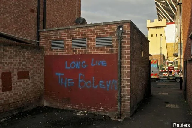 An einer Wand neben West Ham sind Graffiti zu sehen' title='Der Boleyn ist tot, es lebe der Boleyn ... Es entstehen unheimliche neue Bilder von Upton Park, wie er jetzt ist