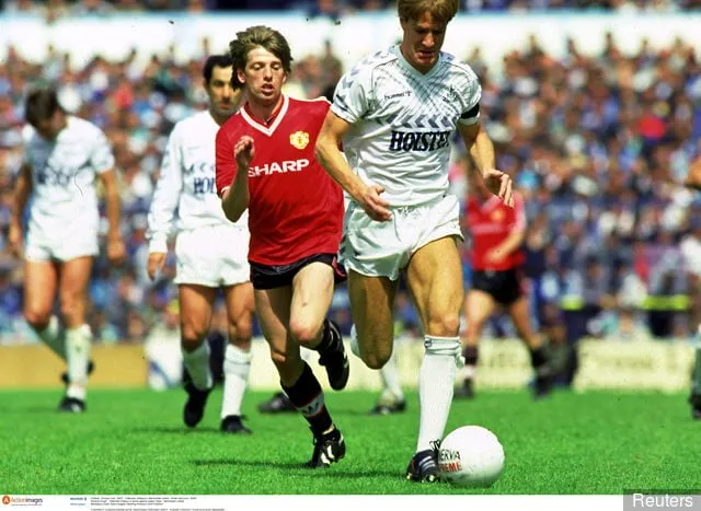Richard Gough - Tottenham Hotspur in azione contro Jesper Olsen - Manchester United' title='L'ex attaccante Gough lamenta l'incapacità dei Rangers di fare irruzione nel Tottenham per i fuoriclasse
