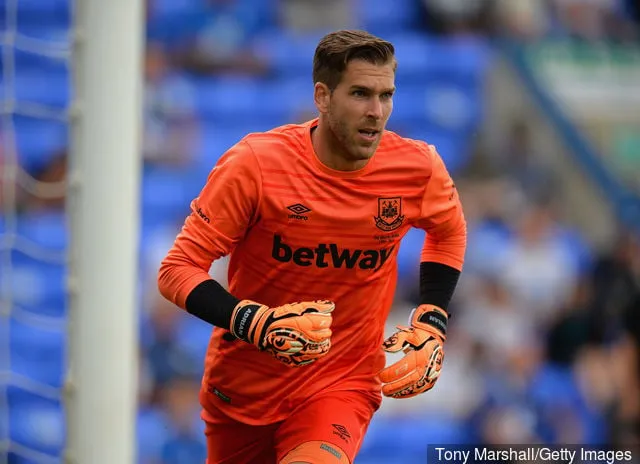 Adrian San Miguel van West Ham United tijdens de vriendschappelijke wedstrijd van het voorseizoen tussen Peterborough United en West Ham United in het London Road Stadium op 11 juli 2015 in Peterborough, Engeland.' title='Verslag: Adrian is klaar om zijn toekomst bij West Ham in te zetten