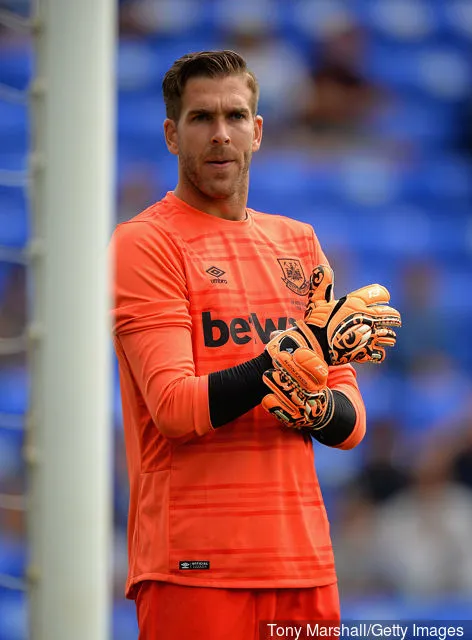 Adrian San Miguel van West Ham United tijdens de vriendschappelijke wedstrijd van het voorseizoen tussen Peterborough United en West Ham United in het London Road Stadium op 11 juli 2015 in Peterborough, Engeland.' title='Verslag: Adrian is klaar om zijn toekomst bij West Ham in te zetten
