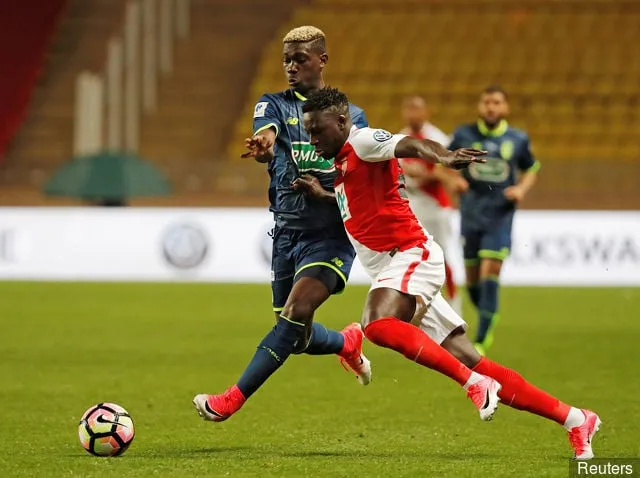 Справаздача: Левы абаронца Манака Бенджамін Мендзі адхіляе Ліверпуль ад трансферу Манчэстэр Сіці