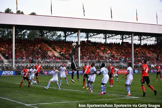 몬트리올 임팩트와 캐나다 챔피언십 준결승 2차전 후반 몬트리올 임팩트의 골키퍼 클레망 디오프(23)가 공을 잡기 위해 도약하고 있다.' title='올림픽 경기장에서 경기하는 7개의 축구 클럽