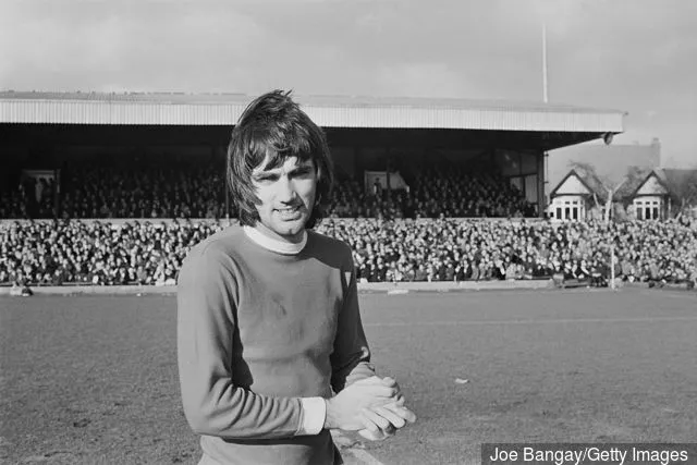Manchester United-Spieler George Best während eines Spiels gegen Northampton Town UK am 7. Februar 1970.' title='Die 7 größten Angriffstrios aller Zeiten