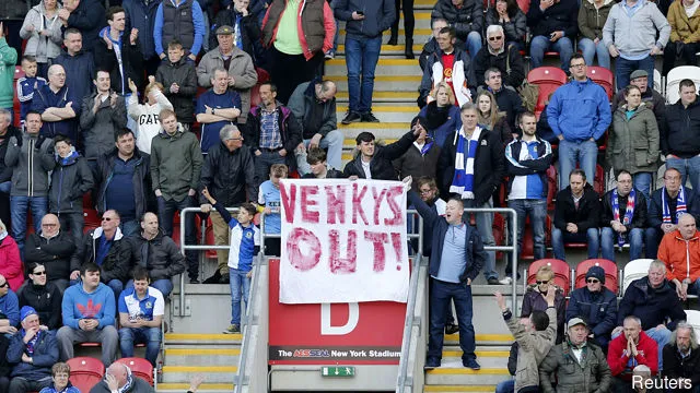 Фанаты «Блэкбэрн Ровэрз» вывешваюць транспарант пратэсту' title='Заўзятары 'Блэкбэрн Роверс' наракаюць на смерць у Твітэры праз 10 гадоў пасля вырашальнага еўрапейскага матчу