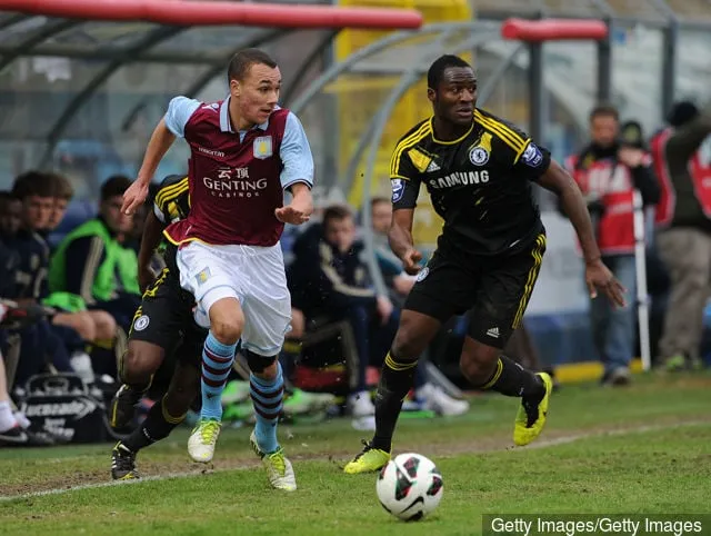 Graham Burke (L) van Aston Villa neemt het op tegen Danny Pappoe van Chelsea tijdens de NextGen Series-finale tussen Chelsea en Aston Villa in Stadio Giuseppe Sinigallia op 1 april 2013 in...' title='Ex-Aston Villa-aanvaller Graham Burke floreert in Ierland; zou hij naar Engeland kunnen terugkeren?