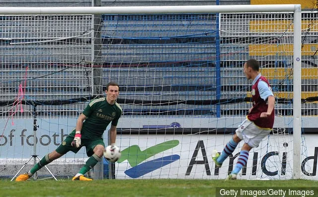 Graham Burke van Aston Villa scoort zijn team' title='Ex-Aston Villa-aanvaller Graham Burke floreert in Ierland; zou hij naar Engeland kunnen terugkeren?