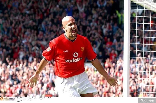 Juan Sebastian Veron från Manchester Utd firar sitt öppningsmål' title='På denna dag – 2001 – signerar Manchester United Juan Sebastian Veron