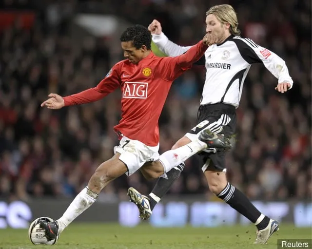 나니(왼쪽) - 로비 새비지를 상대로 경기 중인 맨체스터 유나이티드 - 더비 카운티' title='비디오: 더비 카운티의 07/08 강등 XI: 그들은 지금 어디에 있나요?