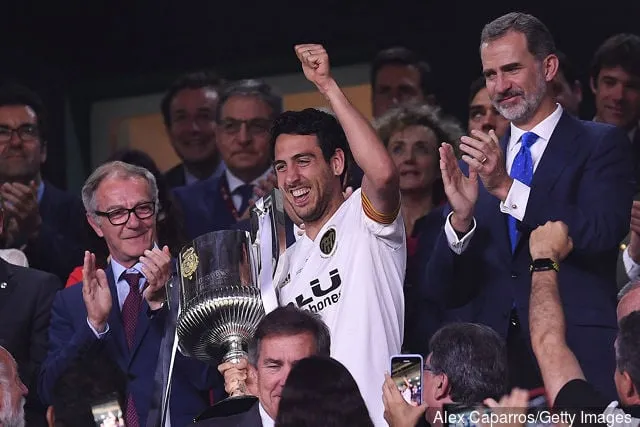 Dani Parejo van Valencia CF viert feest met de trofee naast koning Felipe VI van Spanje aan het einde van de Spaanse Copa del Rey-wedstrijd tussen Barcelona en Valencia in Estadio Benito...' title='7 beste La Liga-spelers buiten de top 3 clubs