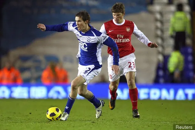 Alexander Hleb (L) - Birmingham City en action contre Andrey Arshavin - Arsenal' title='Sept stars de la Premier League dont vous ne connaissez peut-être pas la nationalité, dont Victor Wanyama