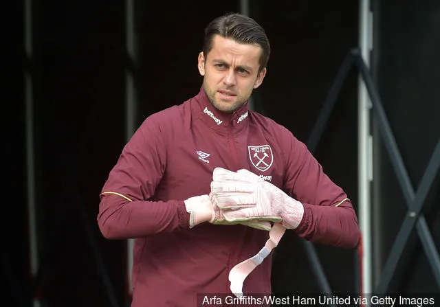 웨스트햄 팬들은 루카스 파비안스키에 대한 공식 트윗에 반응했습니다.