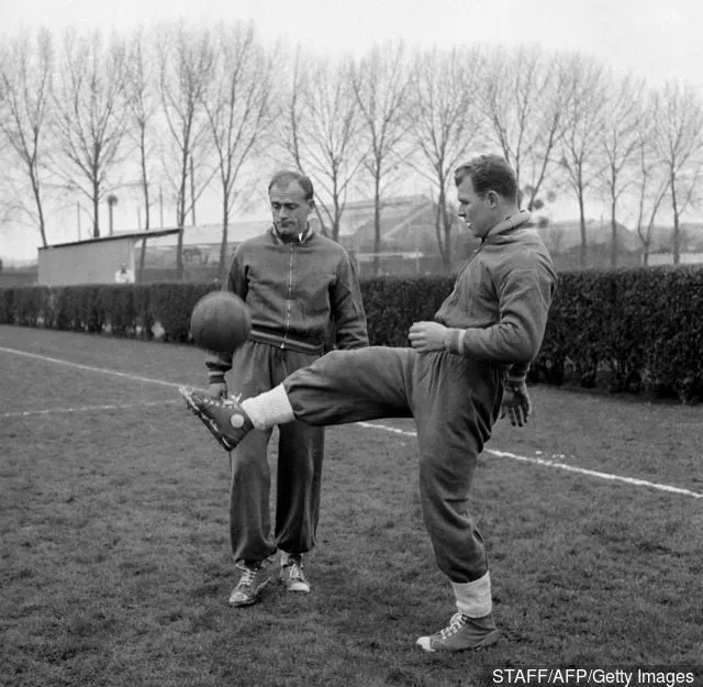 ハンガリー生まれのフォワード、ラズロ・クバラ（右）がスペイン戦でアルゼンチン生まれのチームメイト、アルフレド・ディ・ステファノの前でボールをジャグリングする' title='1950年代の7人の最も偉大なサッカー選手