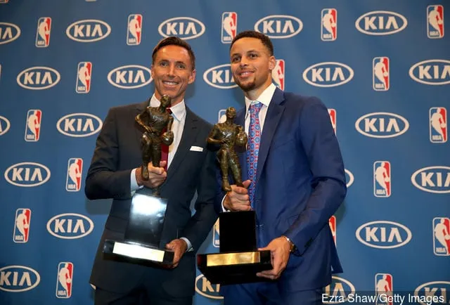Stephen Curry (rechts) van de Golden State Warriors poseert met zijn opeenvolgende NBA Most Valuable Player Awards en voormalig MVP Steve Nash tijdens een persconferentie in de ORACLE Arena op 10 mei...' title='NBA-legende Steve Nash zegt dat Heung-Min Son van Tottenham ongelooflijk was