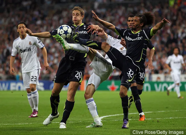Angel Di Maria van Real Madrid wordt uitgedaagd door Michael Dawson en Benoit Assou Ekotto van Tottenham Hotspur tijdens de UEFA Champions League kwartfinale heenwedstrijd tussen Real...' title='Tottenham's laatste basisopstelling bij Real Madrid inclusief BBC-expert: waar zijn ze nu?