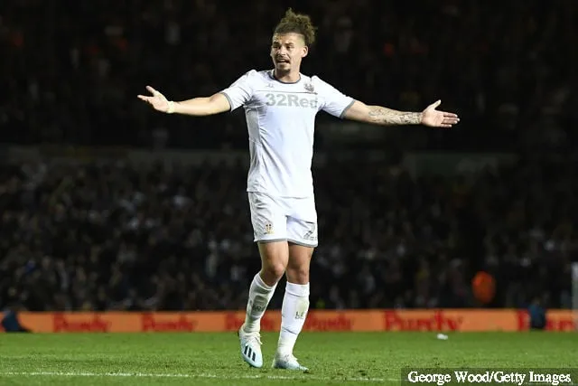 Leeds Unitedin Kalvin Phillips reagoi Sky Bet Championship -otteluun Leeds Unitedin ja Brentfordin välillä Elland Roadilla 21. elokuuta 2019 Leedsissä Englannissa.' title='Kalvin Phillips kommentoi Leeds Unitedin Marcelo Bielsaa