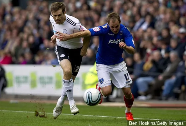 Luke Varney uit Portsmouth springt voorbij de tackle van Kevin Kilbane uit Derby tijdens de npower Championship-wedstrijd tussen Derby County en Portsmouth in het Pride Park Stadium op 29 oktober...' title='Nigel Clough's eerste vijf aanwinsten voor Derby County: waar zijn ze nu?