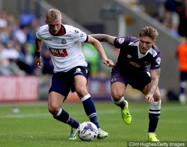 Dean Moxey (L) van Bolton Wanderers en Jeff Hendrick van Derby County strijden om de bal tijdens de Sky Bet Championship-wedstrijd tussen Bolton Wanderers en Derby County in de Macron...' title='Nigel Clough's eerste vijf aanwinsten voor Derby County: waar zijn ze nu?