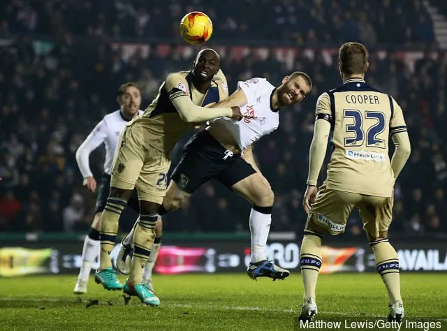 Jake Buxton uit Derby County kopt de bal en scoort een doelpunt tijdens de Sky Bet Championship-wedstrijd tussen Derby County en Leeds United in het Pride Park Stadium op 30 december 2014 in Derby...' title='Nigel Clough's eerste vijf aanwinsten voor Derby County: waar zijn ze nu?
