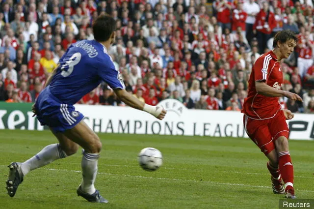 Daniel Agger gör mål mot Chelsea 2007' title='Bilder: Fem minnesvärda ögonblick från Daniel Aggers Liverpool-karriär