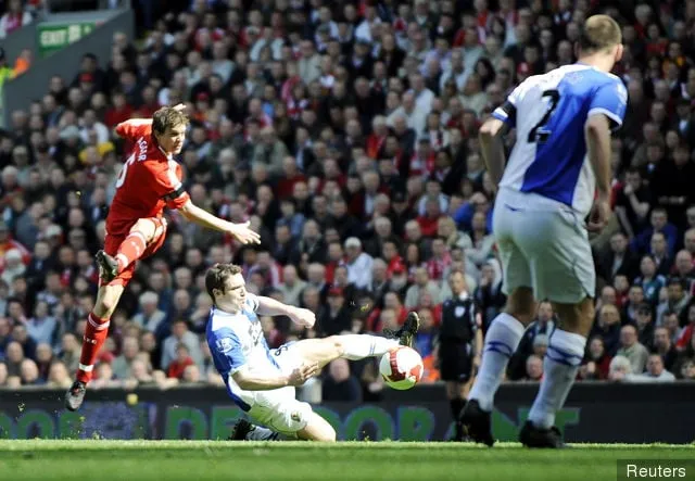 Daniel Agger gör mål mot Blackburn 2009' title='Bilder: Fem minnesvärda ögonblick från Daniel Aggers Liverpool-karriär