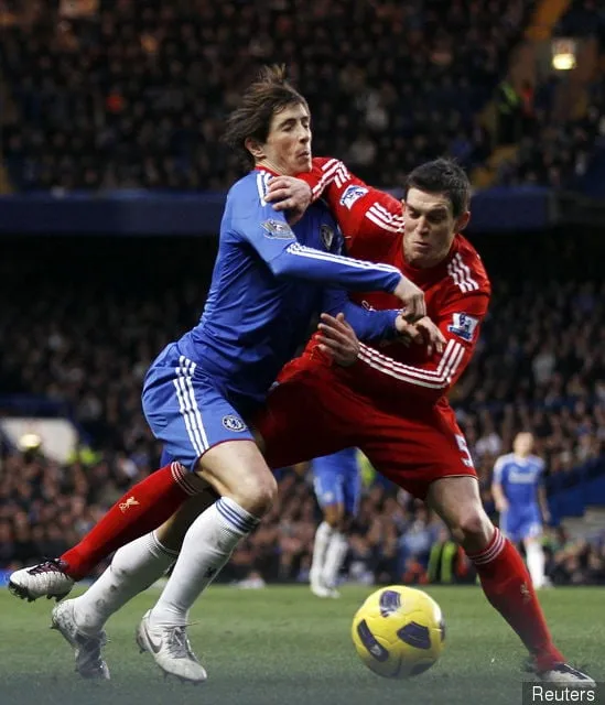 Daniel Agger utmanar Fernando Torres i Premier League-drabbningen mot Chelsea' title='Bilder: Fem minnesvärda ögonblick från Daniel Aggers Liverpool-karriär