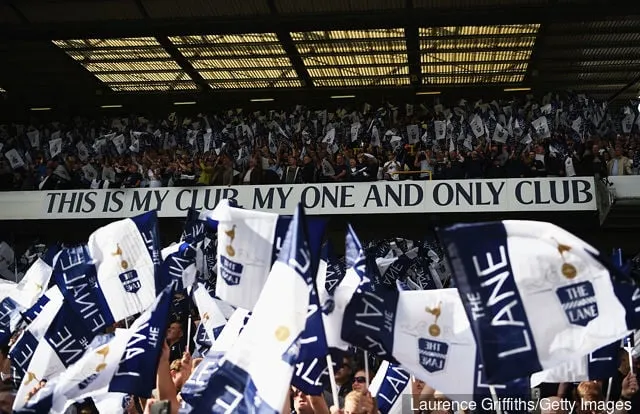 Foto: Tottenham Hotspur veröffentlicht atemberaubende Bilder im neuen, nachts beleuchteten Stadion