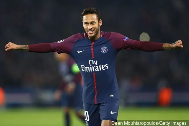Neymar fra PSG feirer etter at frisparket hans fører til målet scoret av Layvin Kurzawa fra PSG under UEFA Champions League gruppe B-kampen mellom Paris Saint-Germain og RSC Anderlecht...' title='7 beste venstrevinger i verdensfotball