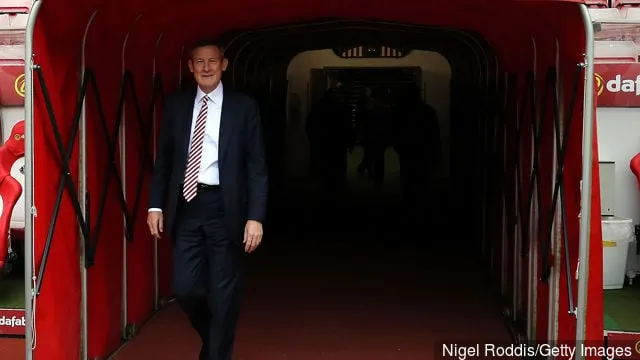 Старшыня Сандэрленда Эліс Шорт выходзіць з тунэля, каб паглядзець на поле перад матчам Прэм'ер-лігі паміж Сандэрлендам і Бэрнлі на Стадыёне оф Лайт 18 сакавіка 2017 года...' title='Справаздача паказвае, што ўладальнік Сандэрленда Эліс Шорт ставіцца да Элі Маккойст